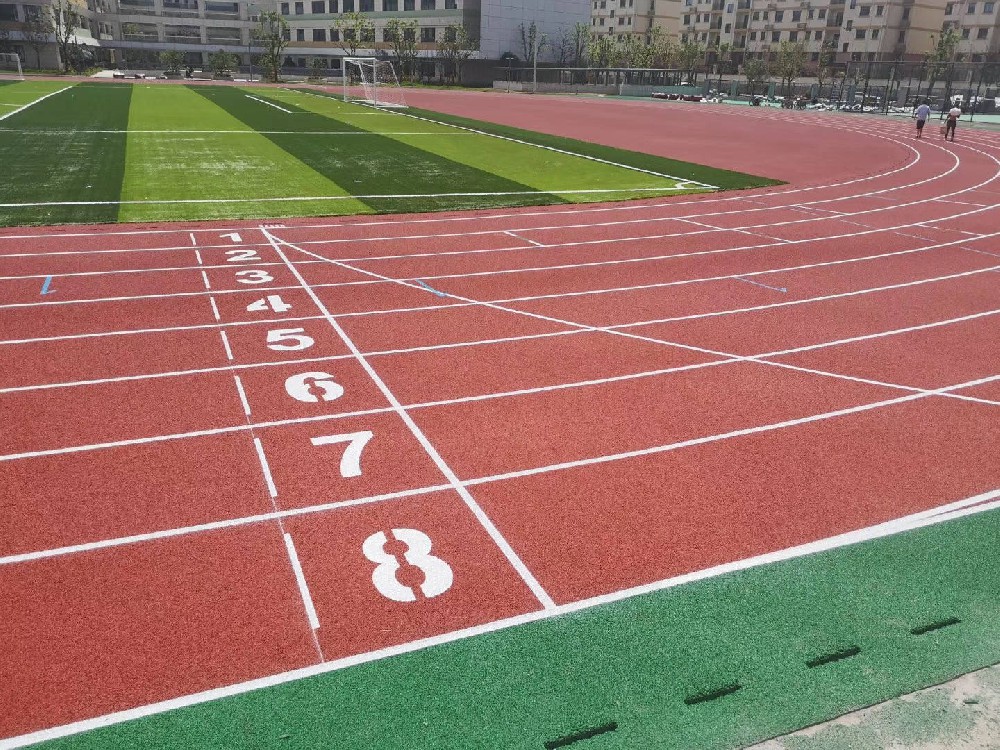 操場塑膠跑道完工